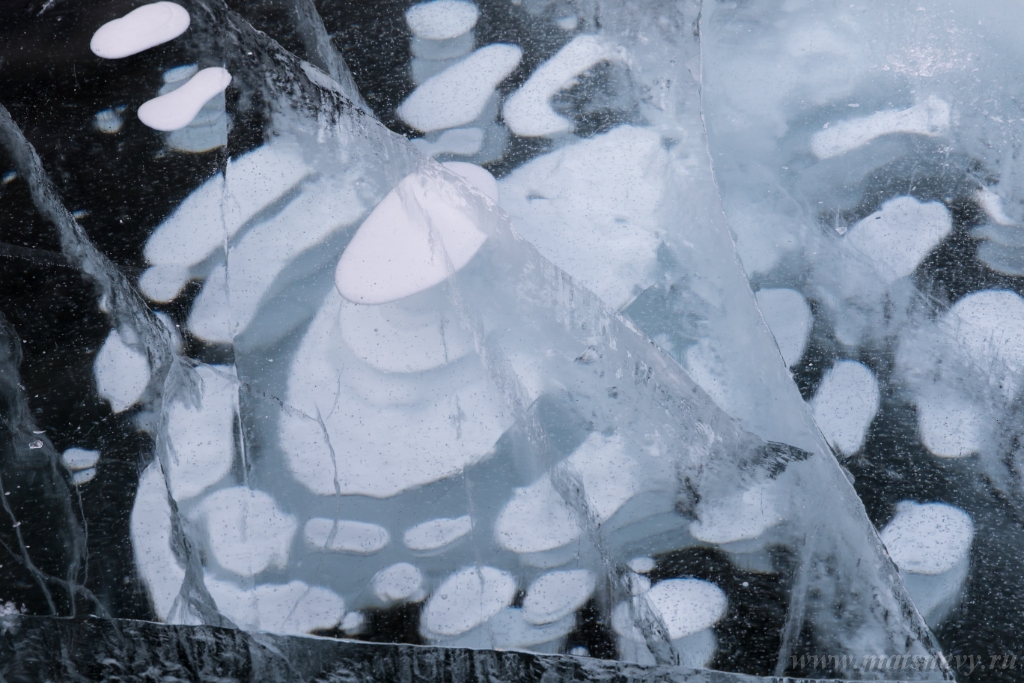 ALX_1344.JPG - Frozen Baikal lake with cracks and bubbles on the transparent ice surface. Winter abstract and blue ice background