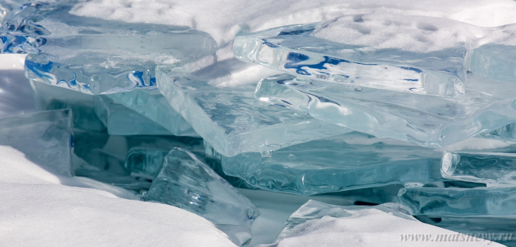 D04B7735.JPG - Scenic winter lake Baikal landscape with pressure ridge transparent ice blocks on the surface.