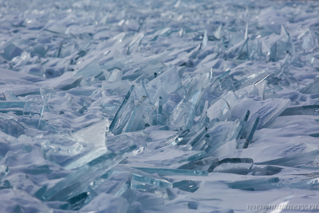D04B7745.JPG - Scenic winter lake Baikal landscape with pressure ridge transparent ice blocks on the surface.