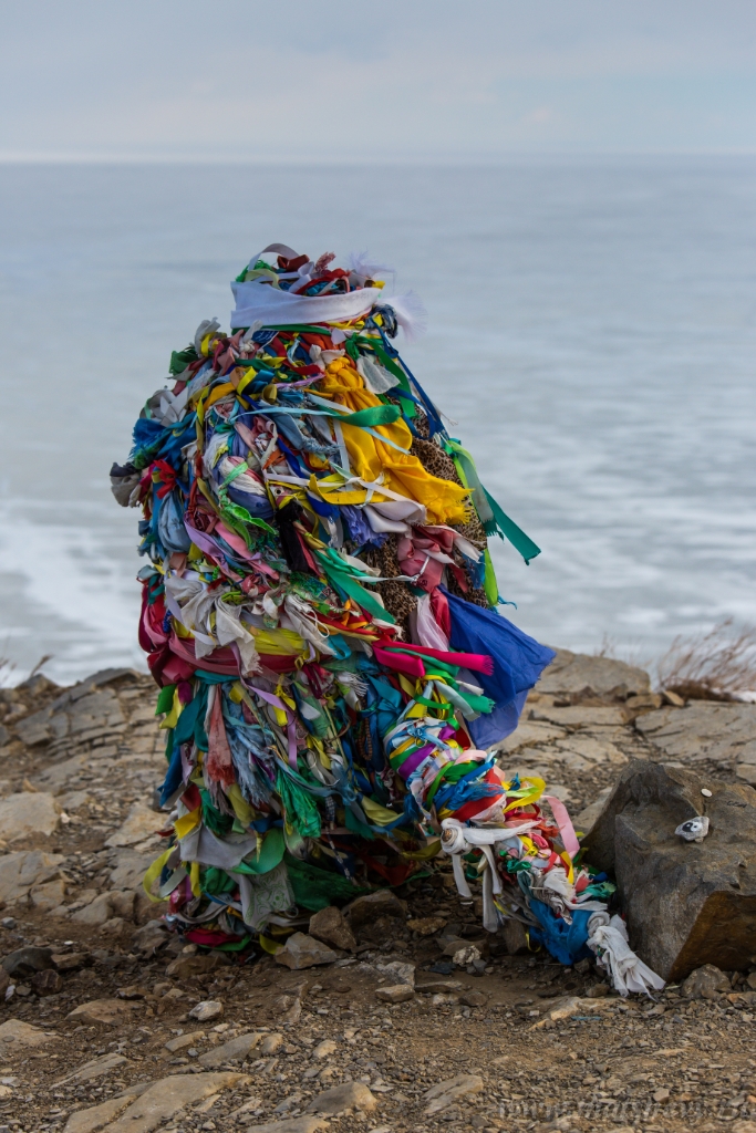D04B8666.JPG - Colored ritual ribbons tied on the tree and wooden poles as a buddhist tradition on Baikal lake.